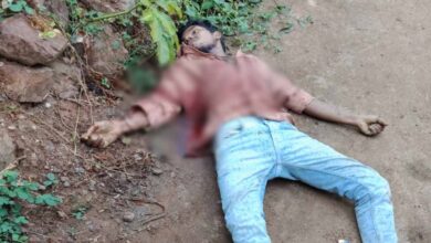 मातर देखने पहुंचे युवक की खून से सनी लाश मिली मातर देखने पहुंचे युवक की खून से सनी लाश मिली