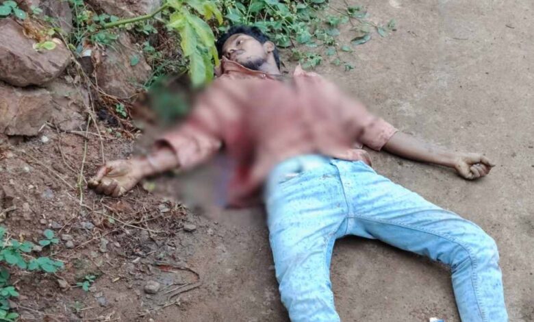 मातर देखने पहुंचे युवक की खून से सनी लाश मिली मातर देखने पहुंचे युवक की खून से सनी लाश मिली