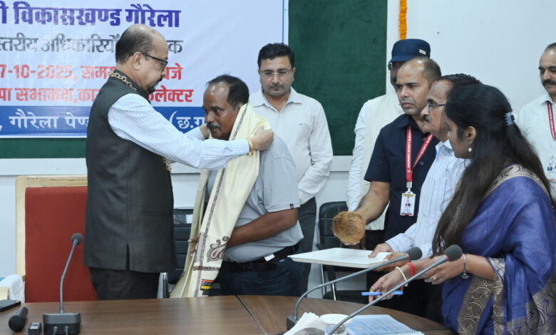 राज्यपाल ने उत्कृष्ट कार्य के लिए डाइट के प्राचार्य को सम्मानित किया राज्यपाल ने उत्कृष्ट कार्य के लिए डाइट के प्राचार्य को सम्मानित किया