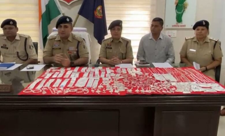 छुईखदान ज्वेलरी चोरी का खुलासा, नाबालिग मास्टरमाइंड समेत दो गिरफ्तार छुईखदान ज्वेलरी चोरी का खुलासा, नाबालिग मास्टरमाइंड समेत दो गिरफ्तार