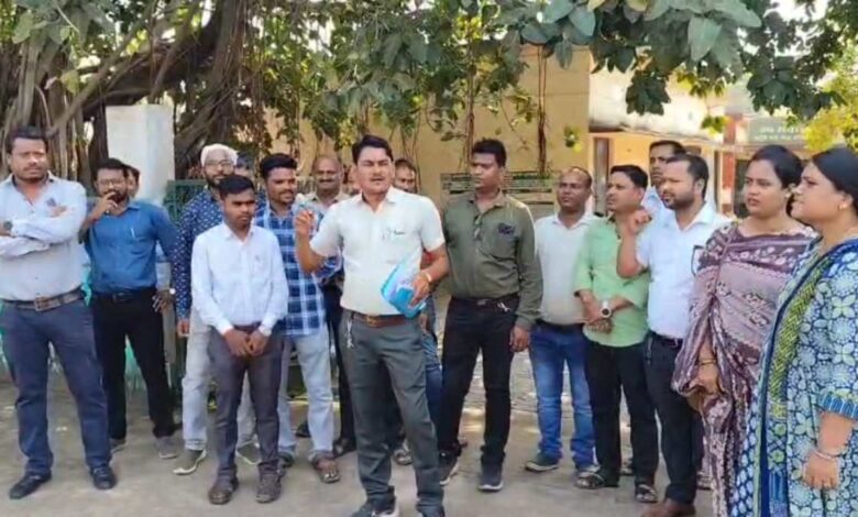 महासमुंद कृषि विभाग में कर्मचारी हटाने को लेकर हड़ताल महासमुंद कृषि विभाग में कर्मचारी हटाने को लेकर हड़ताल