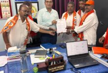 शिवसेना ने विश्वविद्यालय प्रबंधन को सौंपा ज्ञापन शिवसेना ने विश्वविद्यालय प्रबंधन को सौंपा ज्ञापन