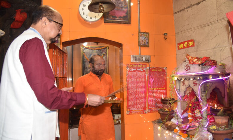 राज्यपाल ने हनुमान मंदिर में की पूजा अर्चना राज्यपाल ने हनुमान मंदिर में की पूजा अर्चना