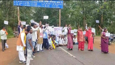 गरियाबंद में किसानों ने धान खरीदी केंद्र की मांग को लेकर NH-130C पर किया चक्काजाम गरियाबंद में किसानों ने धान खरीदी केंद्र की मांग को लेकर NH-130C पर किया चक्काजाम
