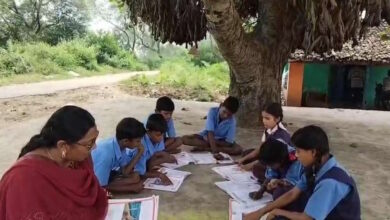 पेड़ के नीचे पढ़ाई को मजबूर बच्चे: स्कूल भवन पर टेंट हाउस का कब्जा पेड़ के नीचे पढ़ाई को मजबूर बच्चे: स्कूल भवन पर टेंट हाउस का कब्जा