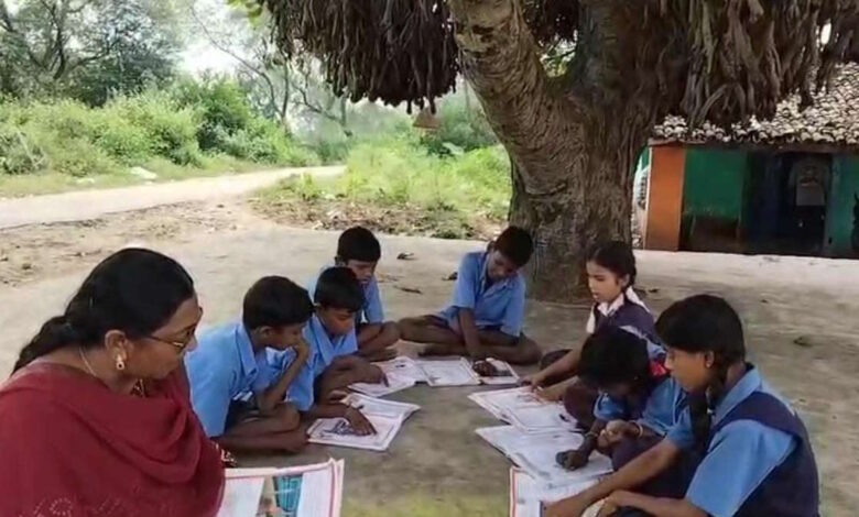 पेड़ के नीचे पढ़ाई को मजबूर बच्चे: स्कूल भवन पर टेंट हाउस का कब्जा पेड़ के नीचे पढ़ाई को मजबूर बच्चे: स्कूल भवन पर टेंट हाउस का कब्जा