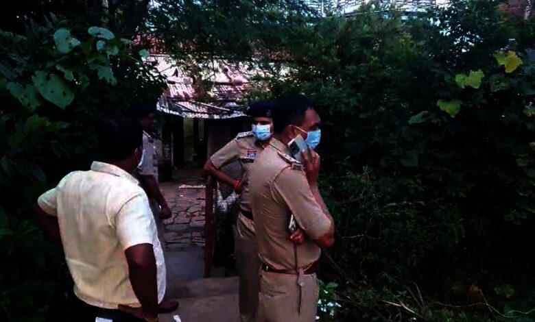 65 साल की कोतवालीन का शव संदिग्ध परिस्थितियों में मिला, पुलिस जांच में जुटी 65 साल की कोतवालीन का शव संदिग्ध परिस्थितियों में मिला, पुलिस जांच में जुटी