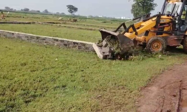 अवैध प्लॉटिंग पर प्रशासन का सख्त एक्शन: 10 एकड़ भूमि से हटाया गया अवैध कब्जा अवैध प्लॉटिंग पर प्रशासन का सख्त एक्शन: 10 एकड़ भूमि से हटाया गया अवैध कब्जा