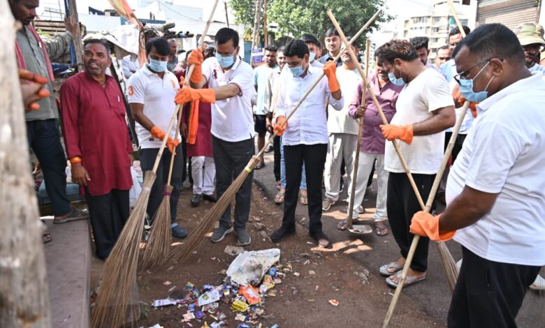 राजस्व मंत्री वर्मा ने खेल मैदान में सफाई कर दिया स्वच्छता का संदेश राजस्व मंत्री वर्मा ने खेल मैदान में सफाई कर दिया स्वच्छता का संदेश