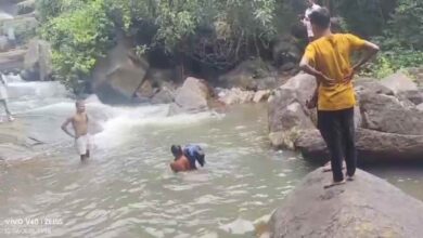 केशकाल में दर्दनाक हादसा: कुएंमारी जलप्रपात में 13 वर्षीय बच्चे की मौत केशकाल में दर्दनाक हादसा: कुएंमारी जलप्रपात में 13 वर्षीय बच्चे की मौत