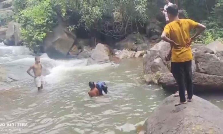केशकाल में दर्दनाक हादसा: कुएंमारी जलप्रपात में 13 वर्षीय बच्चे की मौत केशकाल में दर्दनाक हादसा: कुएंमारी जलप्रपात में 13 वर्षीय बच्चे की मौत