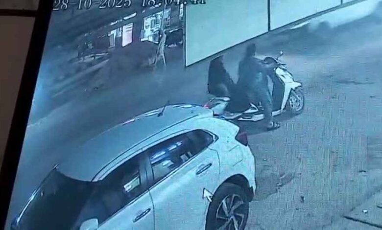 बिलासपुर: कांग्रेस नेता के ऑफिस के बाहर फायरिंग, चार नकाबपोश हमलावरों का फुटेज मिला बिलासपुर: कांग्रेस नेता के ऑफिस के बाहर फायरिंग, चार नकाबपोश हमलावरों का फुटेज मिला