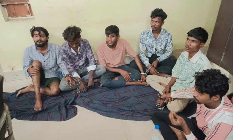 पुलिस ने लूटपाट करने वाले गिरोह के आठ आरोपियों को पकड़ा, दो नाबालिग भी शामिल पुलिस ने लूटपाट करने वाले गिरोह के आठ आरोपियों को पकड़ा, दो नाबालिग भी शामिल