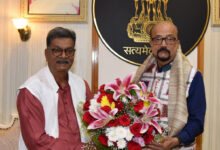 राज्यपाल से मिलकर नेता प्रतिपक्ष डॉ. महंत ने दिवाली की शुभकामनाएं दी राज्यपाल से मिलकर नेता प्रतिपक्ष डॉ. महंत ने दिवाली की शुभकामनाएं दी