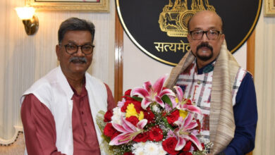 राज्यपाल से मिलकर नेता प्रतिपक्ष डॉ. महंत ने दिवाली की शुभकामनाएं दी राज्यपाल से मिलकर नेता प्रतिपक्ष डॉ. महंत ने दिवाली की शुभकामनाएं दी