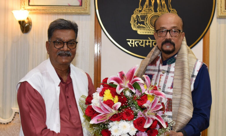राज्यपाल से मिलकर नेता प्रतिपक्ष डॉ. महंत ने दिवाली की शुभकामनाएं दी राज्यपाल से मिलकर नेता प्रतिपक्ष डॉ. महंत ने दिवाली की शुभकामनाएं दी