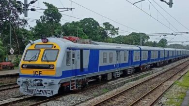 चलती ट्रेन से गिरा युवक, गंभीर रूप से घायल