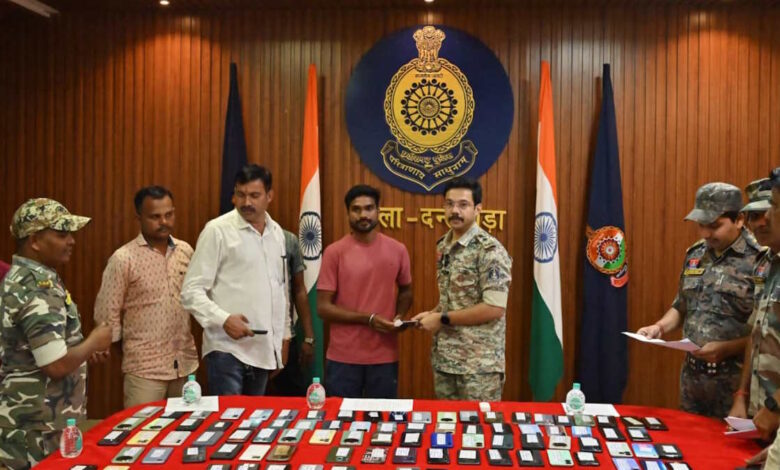 धनतेरस पर दंतेवाड़ा पुलिस की अनोखी सौगात: 107 गुम मोबाइल लौटाए, सायबर जागरूकता अभियान भी शुरू धनतेरस पर दंतेवाड़ा पुलिस की अनोखी सौगात: 107 गुम मोबाइल लौटाए, सायबर जागरूकता अभियान भी शुरू