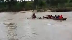 उफनती नदी पार करने के दौरान नाव डूबी, ग्रामीणों ने सवारों को बचाया उफनती नदी पार करने के दौरान नाव डूबी, ग्रामीणों ने सवारों को बचाया