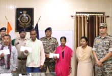 तीन नक्सलियों ने किया समर्पण