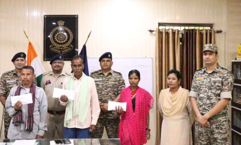 तीन नक्सलियों ने किया समर्पण तीन नक्सलियों ने किया समर्पण