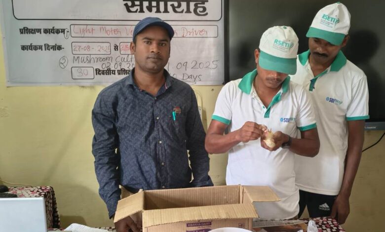 32 पूर्व माओवादियों ने सीखा कुक्कुटपालन और बकरीपालन का गुर 32 पूर्व माओवादियों ने सीखा कुक्कुटपालन और बकरीपालन का गुर