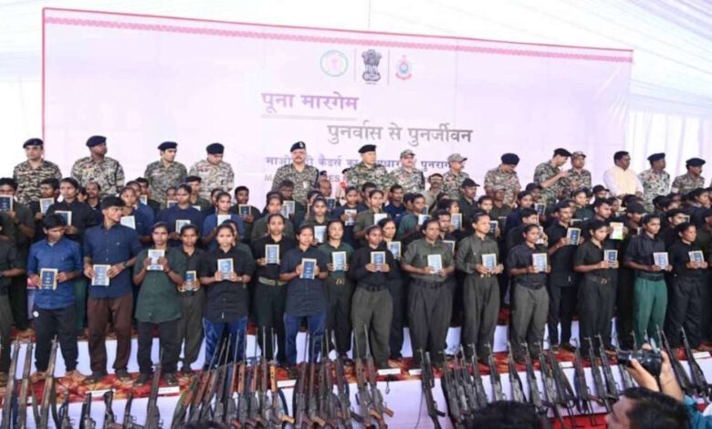 210 नक्सलियों के आत्मसमर्पण के बाद अब एरिया कमांडर का भावुक पत्र आया सामने 210 नक्सलियों के आत्मसमर्पण के बाद अब एरिया कमांडर का भावुक पत्र आया सामने