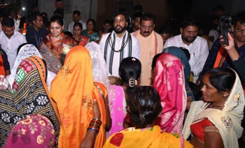 गुरु खुशवंत साहेब ने नुआपाड़ा में भाजपा प्रत्याशी का प्रचार किया गुरु खुशवंत साहेब ने नुआपाड़ा में भाजपा प्रत्याशी का प्रचार किया