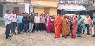 मुआवजा में देरी से भड़के ग्रामीणों ने तहसील कार्यालय घेरा मुआवजा में देरी से भड़के ग्रामीणों ने तहसील कार्यालय घेरा
