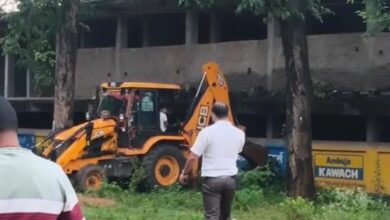 प्रशासन का अवैध निर्माण के खिलाफ बुलडोज़र अभियान