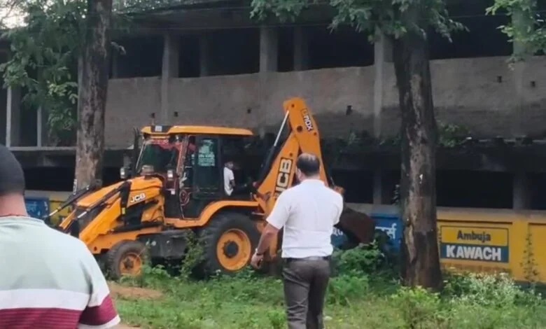 प्रशासन का अवैध निर्माण के खिलाफ बुलडोज़र अभियान प्रशासन का अवैध निर्माण के खिलाफ बुलडोज़र अभियान