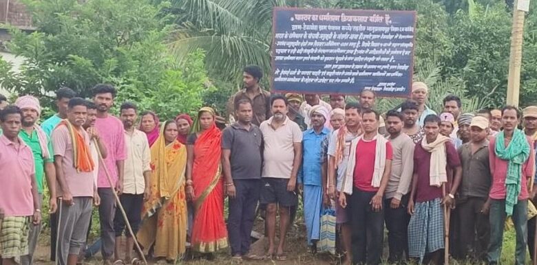 पास्टर, पादरी और धर्म परिवर्तन कर चुके लोगों के गांव में प्रवेश पर रोक का लगाया बोर्ड पास्टर, पादरी और धर्म परिवर्तन कर चुके लोगों के गांव में प्रवेश पर रोक का लगाया बोर्ड