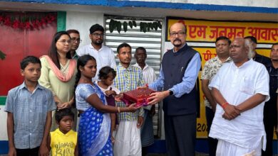 राज्यपाल ने पीएम जनमन आवास हितग्राही पहाड़ी कोरवा परिवार को सौंपी चाबी