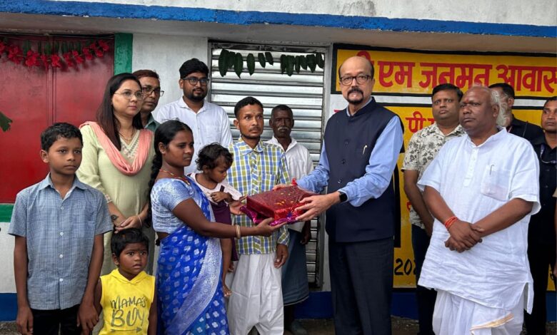 राज्यपाल ने पीएम जनमन आवास हितग्राही पहाड़ी कोरवा परिवार को सौंपी चाबी राज्यपाल ने पीएम जनमन आवास हितग्राही पहाड़ी कोरवा परिवार को सौंपी चाबी