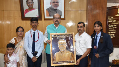 राज्यपाल को मड़ानार स्कूल के बच्चों ने काष्ठ कला से निर्मित पोट्रेट भेंट की राज्यपाल को मड़ानार स्कूल के बच्चों ने काष्ठ कला से निर्मित पोट्रेट भेंट की