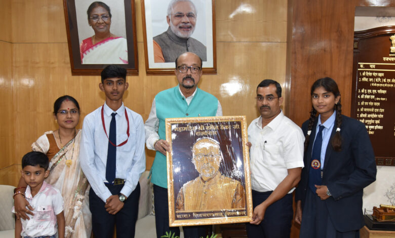 राज्यपाल को मड़ानार स्कूल के बच्चों ने काष्ठ कला से निर्मित पोट्रेट भेंट की राज्यपाल को मड़ानार स्कूल के बच्चों ने काष्ठ कला से निर्मित पोट्रेट भेंट की
