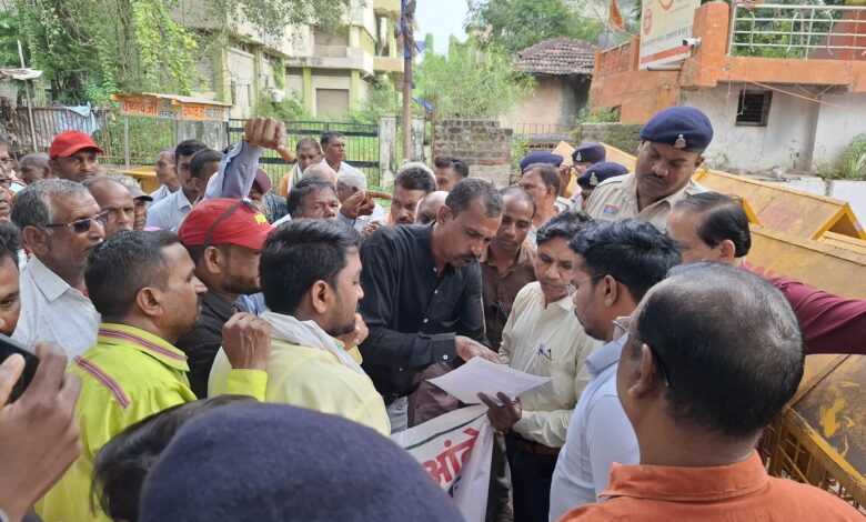 कम मुआवजे से आक्रोशित किसानों ने कलेक्टोरेट घेरा, आत्मदाह की कोशिश कम मुआवजे से आक्रोशित किसानों ने कलेक्टोरेट घेरा, आत्मदाह की कोशिश