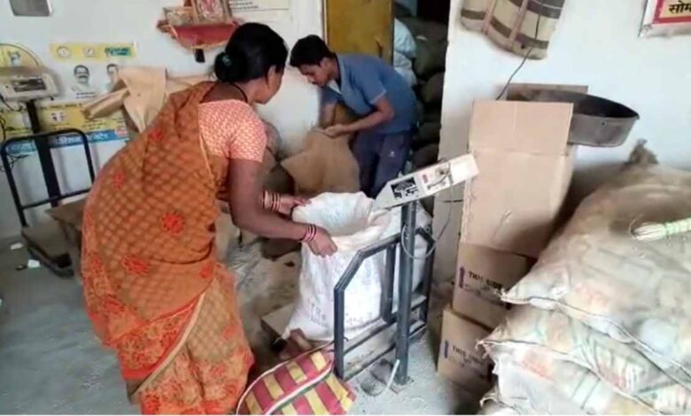 गरीबों के लिए भेजा गया फफूंद लगा चावल पीडीएस दुकानों तक पहुंचा