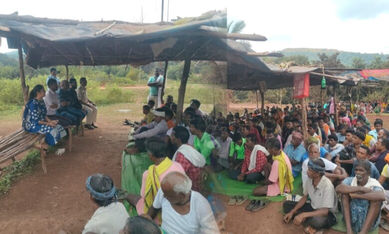बालोद में खदानों में रोजगार की मांग को लेकर बीएसपी के खिलाफ चक्काजाम जारी बालोद में खदानों में रोजगार की मांग को लेकर बीएसपी के खिलाफ चक्काजाम जारी