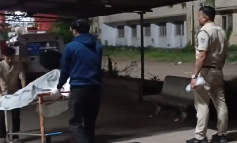 चलती ट्रेन में युवक की 51 बार चाकू से हत्या चलती ट्रेन में युवक की 51 बार चाकू से हत्या