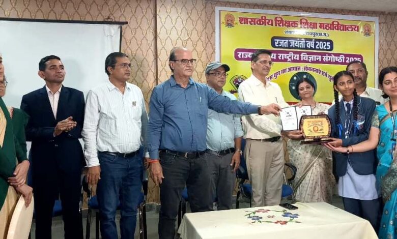 कोरिया की अंशिका कश्यप बनीं प्रदेश की टॉपर, राष्ट्रीय मंच पर करेगी प्रतिनिधित्व कोरिया की अंशिका कश्यप बनीं प्रदेश की टॉपर, राष्ट्रीय मंच पर करेगी प्रतिनिधित्व