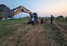 अवैध रेत खनन, गुदगुदा में 2 बोट व 2 चैन माउंटेन मशीन जब्त अवैध रेत खनन, गुदगुदा में 2 बोट व 2 चैन माउंटेन मशीन जब्त