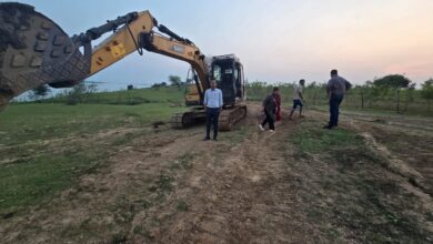 अवैध रेत खनन, गुदगुदा में 2 बोट व 2 चैन माउंटेन मशीन जब्त अवैध रेत खनन, गुदगुदा में 2 बोट व 2 चैन माउंटेन मशीन जब्त