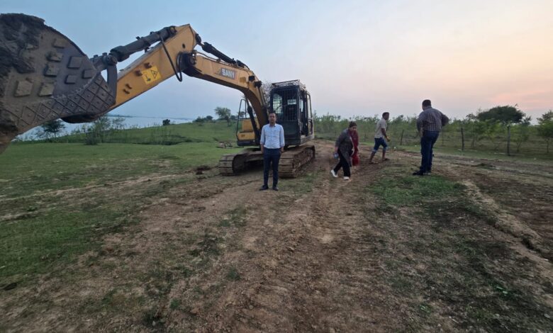 अवैध रेत खनन, गुदगुदा में 2 बोट व 2 चैन माउंटेन मशीन जब्त अवैध रेत खनन, गुदगुदा में 2 बोट व 2 चैन माउंटेन मशीन जब्त