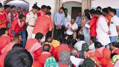 बैटरी कार सेवा के खिलाफ रायपुर स्टेशन पर कुलियों का विरोध