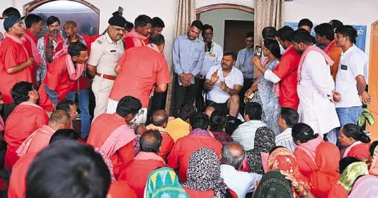 बैटरी कार सेवा के खिलाफ रायपुर स्टेशन पर कुलियों का विरोध बैटरी कार सेवा के खिलाफ रायपुर स्टेशन पर कुलियों का विरोध