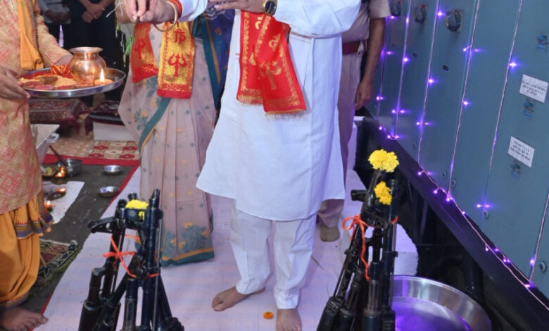 राज्यपाल ने विजयादशमी पर किया शस्त्र पूजन और हवन राज्यपाल ने विजयादशमी पर किया शस्त्र पूजन और हवन
