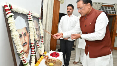 सीएम साय ने राष्ट्रपिता महात्मा गांधी और पूर्व प्रधानमंत्री लाल बहादुर शास्त्री की जयंती पर किया नमन