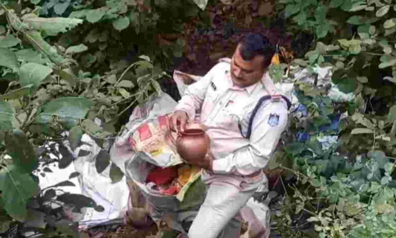 ओंकारेश्वर में जंगल से मिले हजारों तांबे के लोटे, श्रद्धा से जुड़ी वस्तुओं की चोरी पर हड़कंप ओंकारेश्वर में जंगल से मिले हजारों तांबे के लोटे, श्रद्धा से जुड़ी वस्तुओं की चोरी पर हड़कंप