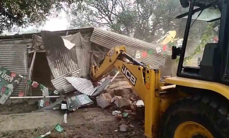 शिवरीनारायण में अतिक्रमण पर बुलडोजर शिवरीनारायण में अतिक्रमण पर बुलडोजर